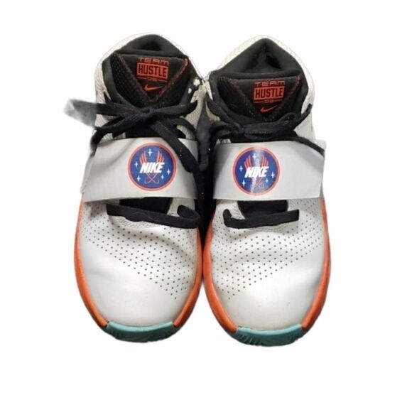 NIKEāTEAMāHUSTLEĀ D8āBASKETBALLāSHOES,āSIZEā5 - Picture 1 of 11